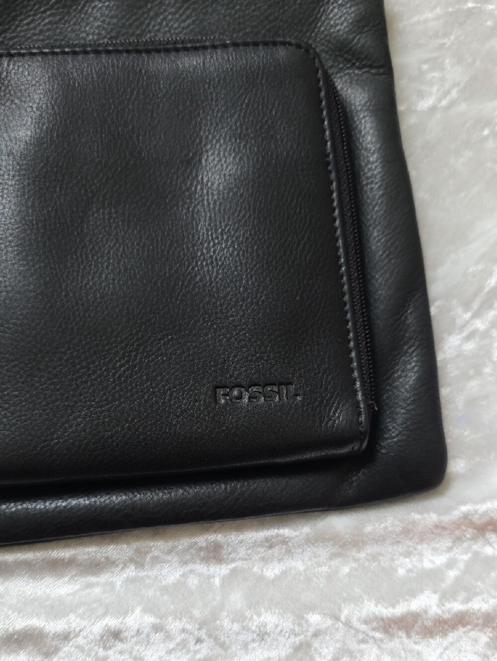 Fossil Vintage Black Leather Travel Friendly Crossbody Bag with Front Zip Pocket - Picture 2 of 8